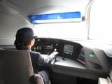 時速285km先行体験列車の運転台＝2015年（撮影：南正時）