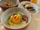 この日の前菜は3種のトマト。この日の付け合わせは手作りおやきだった。  この時からすっかり有里さんに胃袋を掴まれてしまった（筆者撮影）