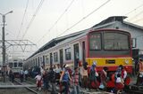 営業運行初日の205系。通勤客を満載してジャカルタに向けて走る上り一番電車＝2014年3月（筆者撮影）