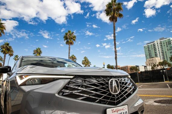 最新のアキュラ車に共通する「ダイヤモンド・ペンタゴン」と呼ばれるフロントグリルを装備。数多くの車種が走るアメリカの街中でも埋没しない個性が光る
