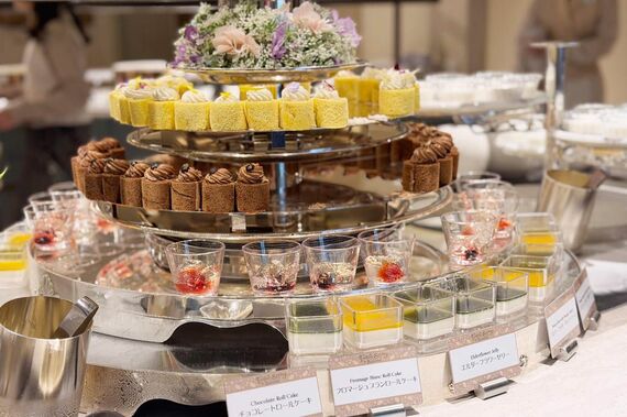 デザートコーナーのケーキスタンド