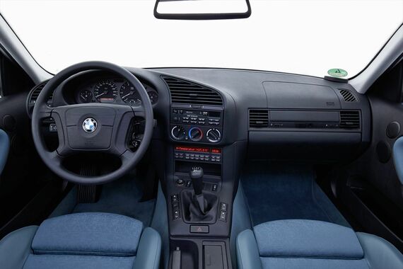 E36のインテリアは、まだカーナビなど当たり前でなかった時代ならではの形状（写真：BMW）