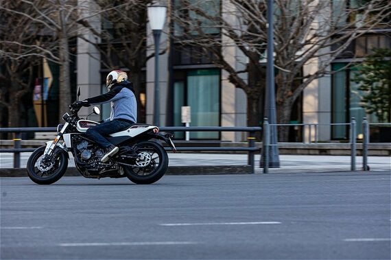 筆者によるX350の試乗シーン