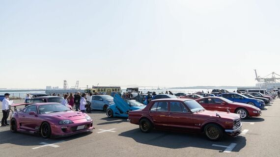 ガールズオーナーと自慢の愛車が集まったミーティングエリア