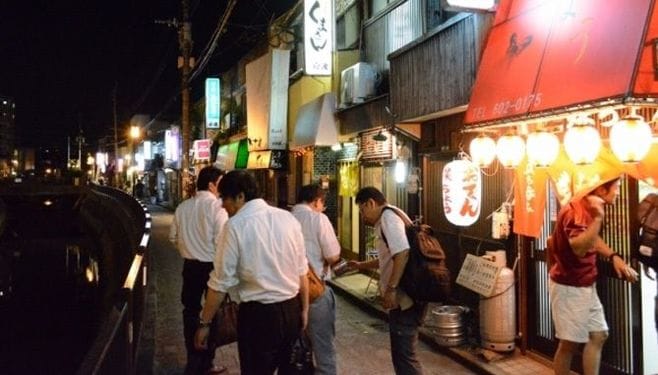 労働者の楽園､北九州｢角打ち通り｣の吸引力
