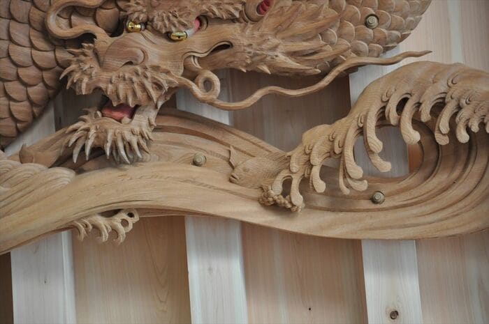 竜の彫刻に隠れているタイ（中央）