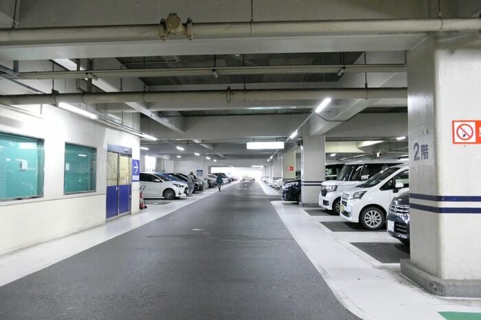 駐車場は広々としている