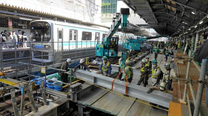 内回りのホーム拡幅作業は今回のホーム一体化に