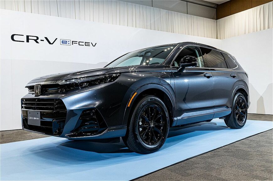 プラグイン充電機能を持つホンダの新型燃料電池車「CR-V e:FCEV」（筆者撮影）