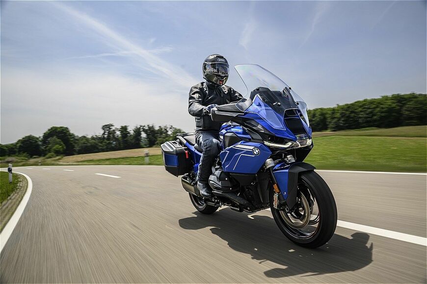 圧倒的なパワーとウインドプロテクション、電子制御がもたらす安全・快適性により、高速クルーズはまさに敵ナシ。別格の走りだ（写真：BMW MOTORRAD）