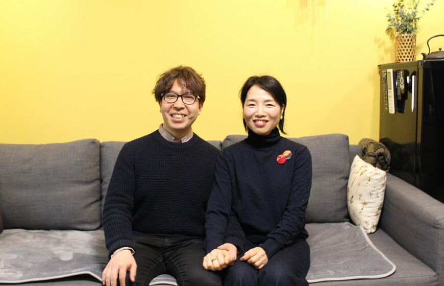 ごく自然に手をつなぐお二人（写真：編集部撮影）