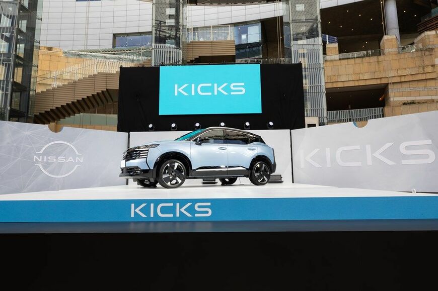 2026年6月18日に発売した日産の新型「キックス」と、その発表会の様子（写真：日産自動車）
