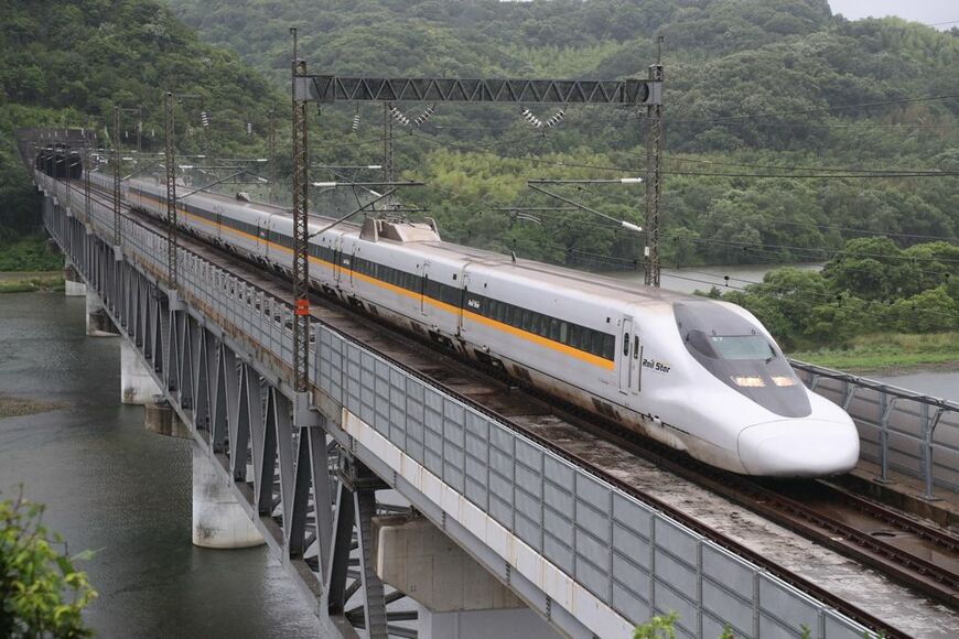 カモノハシ顔が特徴だった700系だが東海道・山陽新幹線用の16両編成は既に引退し、山陽新幹線用の8両編成が「こだま」を中心に運用している（写真：松沼 猛）