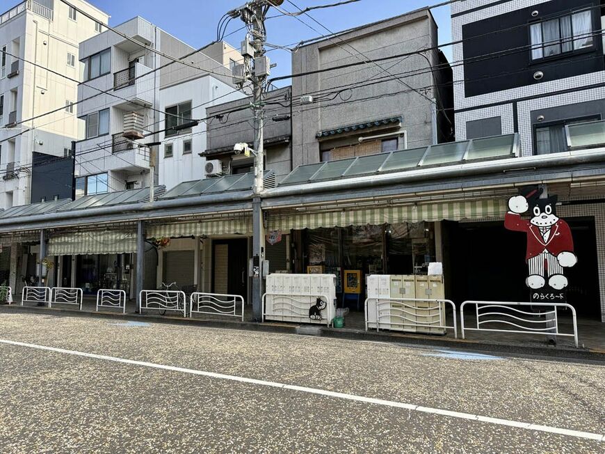 商店街のあちこちに「のらくろ」が描かれている（写真：筆者撮影）