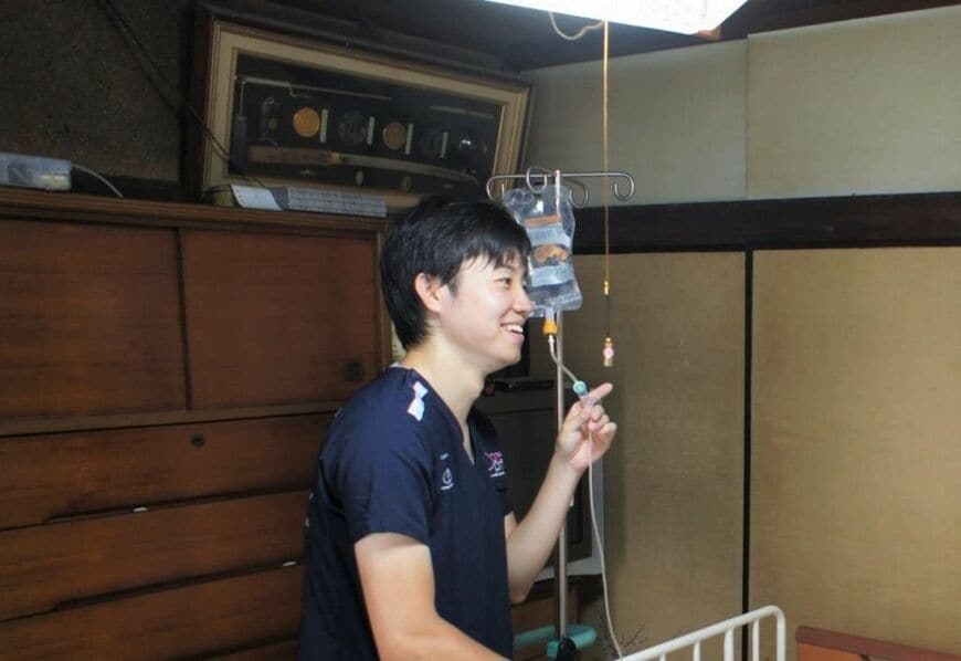 訪問看護師時代の前田さん。「在宅では長い期間、患者さんと関われるため、1人ひとりの思いに寄り添いやすい環境だった」と話す（写真：前田和哉さん提供）