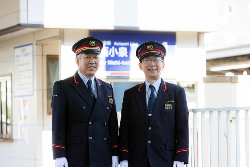 丸山直哉館林駅管区長（左）と清水昇館林駅首席助役（撮影：鼠入昌史）