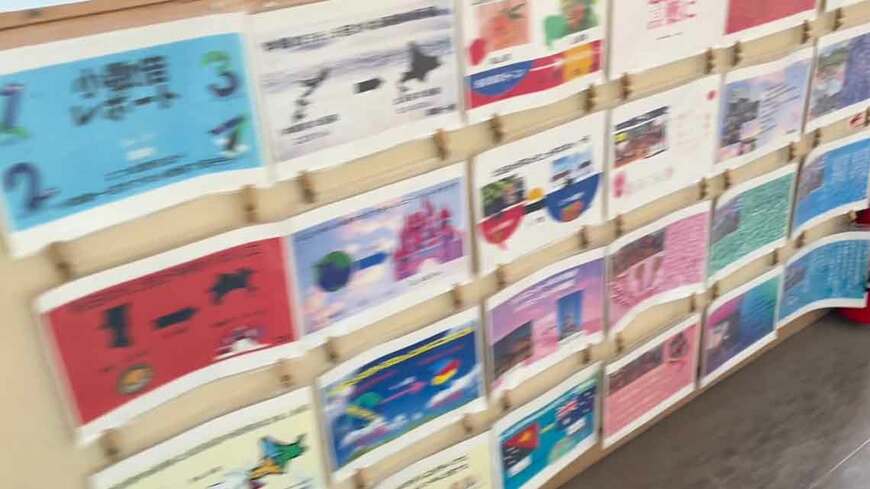 作品の掲示は子どもに張ってもらうなど、できるだけ授業中に仕事を終わらせる工夫をしている（写真：坂本氏提供）