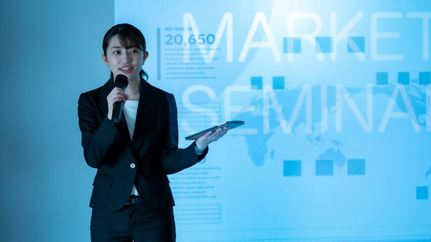 プレゼンをする女性