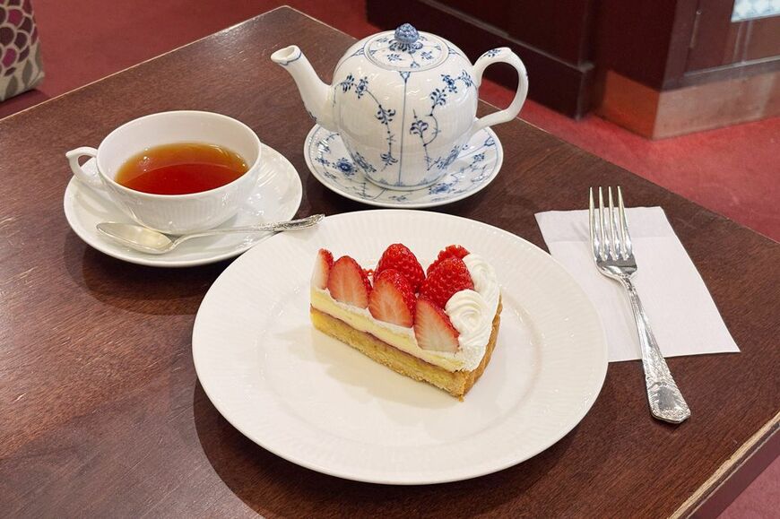ティータイムに人気の苺のタルトは、ケーキセットで税込2000円（筆者撮影）