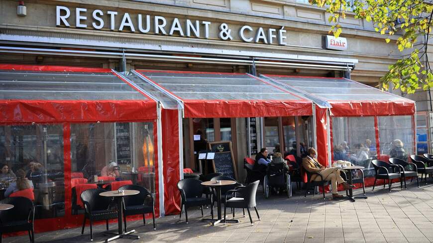 ドイツ・マクデブルクにあるレストランカフェ（写真：Krisztian Bocsi／Bloomberg）