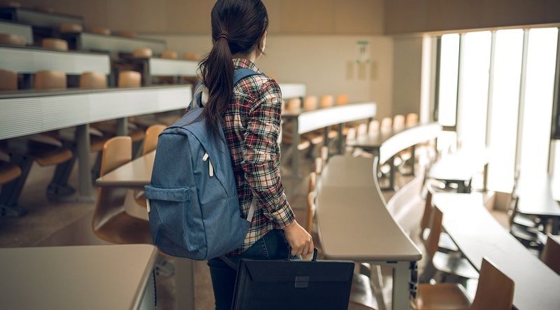 教師からは「大学は自由で楽しいところ」と言われて進学するようですが……（写真 :Graphs / PIXTA）
