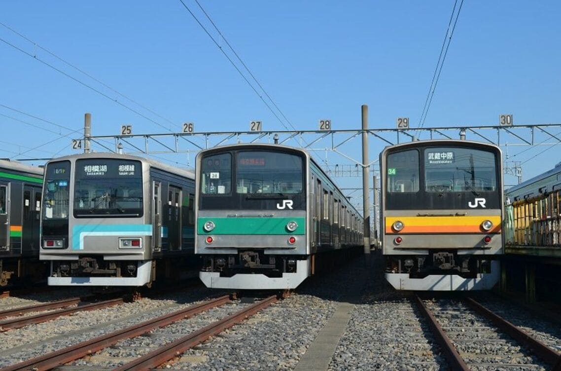 205系。左から相模線・埼京線・南武線向け