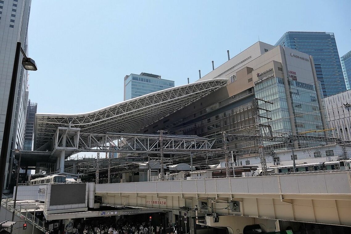 大きな屋根が特徴の大阪駅