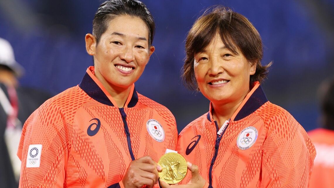 宇津木監督 他2名の 芳しく ソフトボール 選手の サイン入りボール