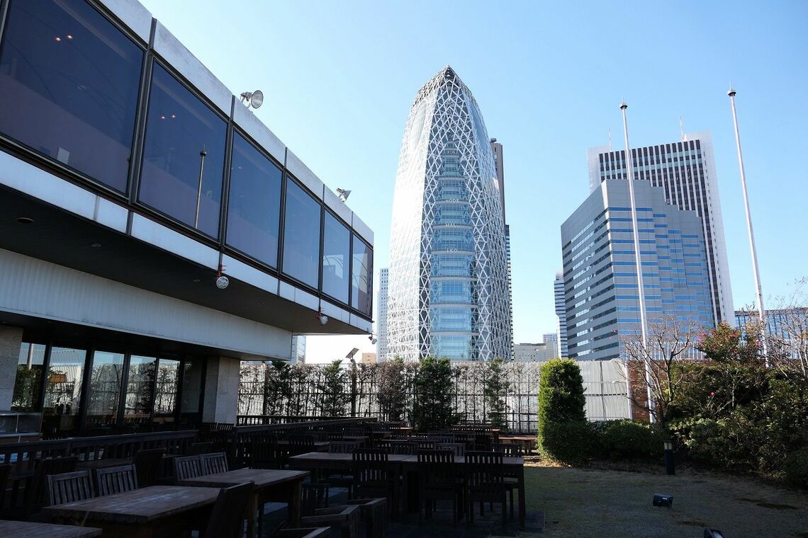 西新宿のビル群。正面はモード学園コクーンタワー（記者撮影）