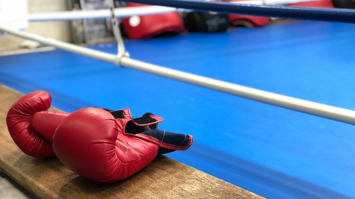 コンタクトスポーツと脳の関係を医師が解説します（写真：Nekokamera／PIXTA）