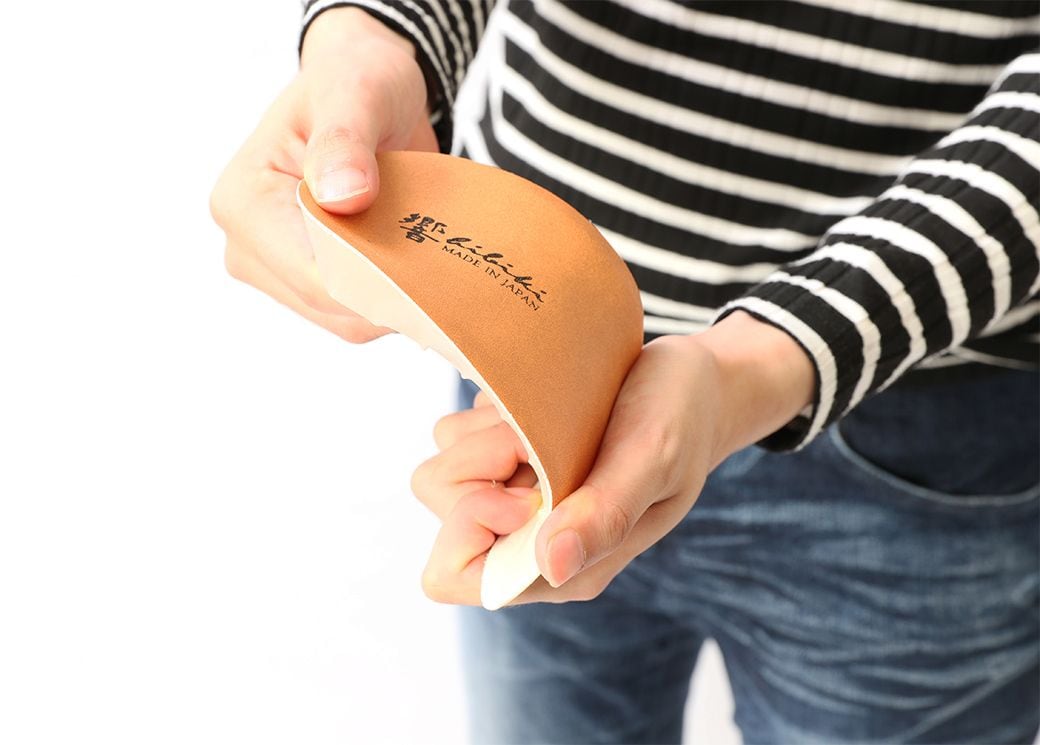 中に入れる「インヒール」。独自のクッション性があり、歩きやすさを損なわない。なお、ヒールアップシューズは7センチまでにしているという。それ以上になると足の健康を損なう恐れがあるためだ（写真：北嶋製靴）