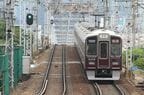 快走する9300系特急