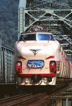 川中島付近を走るボンネット型先頭車の「白山」