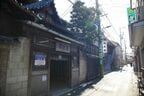 狭い路地に佇む稲荷湯