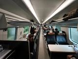 インターシティ客車の食堂車2階は本格的設備で片方の座席が窓を向く（筆者撮影）
