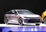 「クラウン セダン」にはFCEV仕様も設定されている。公用車として導入する地方自治体が出てくることが予想される（撮影：尾形文繁）