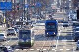 現在の福井鉄道の主力は路面電車タイプの車両。フェニックス通りを走る770形（右）とFUKURAM（撮影：南正時）