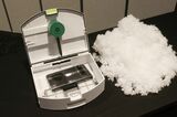 最新のルンバ205は、充電ドックでゴミを自動回収しない替わりに、ダストボックスを大型化しゴミ圧縮機能を搭載。スマホ2台分の大きさに右側の大量のゴミが入る（写真：筆者撮影）