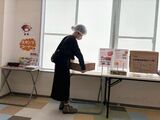 工場で使用されている鶏肉10kgの重さ体験
