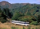 手ノ子峠を越えてきた米坂線の列車。キハ47形とキハ58形の2両編成だ（撮影：南正時）
