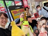 大学の職員といっしょにクレーンゲームをして盛り上がることも（写真：小山さん提供）