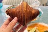 「ティファニーで朝食を」の、映画冒頭でオードリーが頬張っていたクロワッサンが目の前に（筆者撮影）