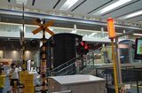 京都鉄道博物館にある特殊信号発光機。棒状の点滅形（手前）や回転型（奥）もある（筆者撮影）