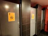入場料2000円以上のサンジョルジュ城のトイレも3室中2室が故障中（筆者撮影）