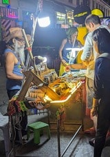 夜間に出てくる大麻販売の屋台（写真・柴田直治）