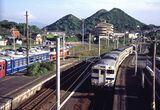筑豊のボタ山とキハ40系の列車。左にはDD51形ディーゼル機関車が牽く客車列車が停車中（撮影：南正時）
