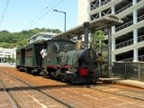 夏目漱石の小説「坊ちゃん」に登場した列車を再現した、SL風のディーゼル機関車で牽引する「坊ちゃん列車」（撮影：南正時）