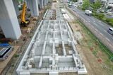 瓜生堂車両基地の事務所棟の工事状況写真。基礎部分がほぼできあがっている（提供：大阪モノレール株式会社）