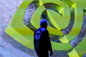 キオクシアHD再びストップ安､巨額投資や中国懸念でAI･半導体株急落