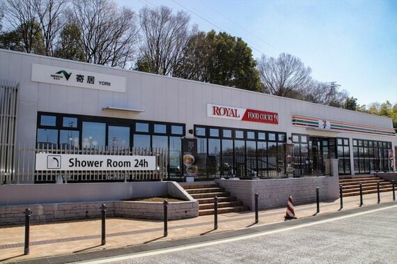 寄居PAにはセブンイレブンが入る(写真:akira / PIXTA)